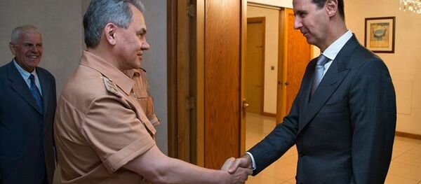 Rusya Savunma Bakanı Sergey Şoygu, Şam'da Suriye Devlet Başkanı Beşar Esad ile sürpriz görüşme yaptı. Rusya Savunma Bakanı Sergey Şoygu, Şam'da Suriye Devlet Başkanı Beşar Esad ile sürpriz görüşme yaptı. - Sputnik Türkiye