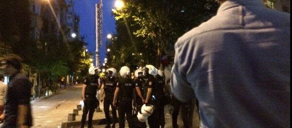 İstanbul Firuzağa’da Radiohead etkinliği düzenleyen Velvet Indieground Records adlı plakçıya ‘ramazanda içki içtikleri’ gerekçesiyle saldırılmasının ardından bugün olayı protesto etmek için toplanan kitleye polis müdahale etti. - Sputnik Türkiye