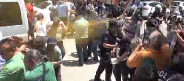 Bolu'da, 10. Yıl Marşı'nın okullarda çalınmasını yasaklayan İl Milli Eğitim Müdürü Yusuf Cengiz'i protesto için toplanan grubun, İl Milli Eğitim Müdürlüğü kapısına siyah çelenk bırakmasına polis izin vermedi. - Sputnik Türkiye