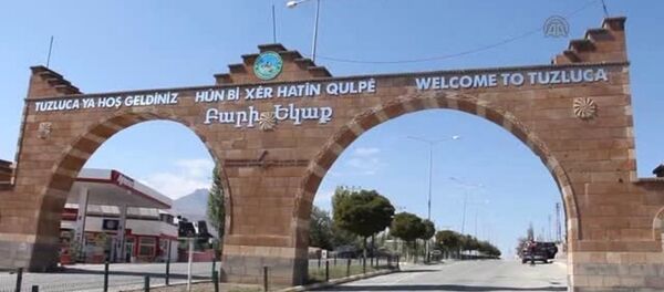 Iğdır'ın Tuzluca ilçesinin giriş ve çıkışına belediye tarafından yerleştirilen, üzerinde Türkçe, Kürtçe, İngilizce ve Ermenice dillerinde ‘Hoşgeldiniz’ ile ‘Güle güle’ yazılı tabeladaki Ermenice ifadeler ‘tepki’ nedeniyle belediye ekiplerince söküldü. - Sputnik Türkiye