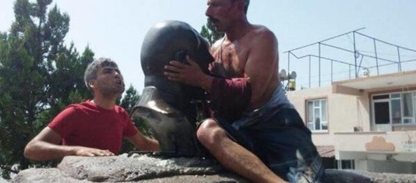 Muğla’da zorla Atatürk büstü öptürüldükten sonra linç edilmek istenen İbrahim Çay'a kendisini linç etmek isteyen Hakan Tosun'u olay sonrası 'tehdit' ettiği gerekçesiyle 5 ay hapis cezası verildi. - Sputnik Türkiye