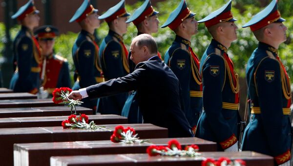 Putin, ‘Anma ve Keder Günü’nde Meçhul Asker Anıtı'na çelenk bıraktı. - Sputnik Türkiye