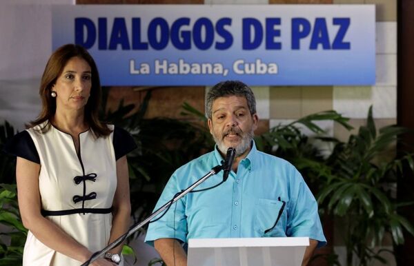 Kolombiya hükümet sözcüsü Marcela Duran ile FARC komutanlarından Marcos Calarca. - Sputnik Türkiye