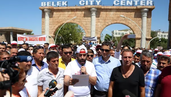 Antalya'nın dünyaca ünlü turizm bölgesi, Türkiye'nin ev sahipliğinde gerçekleşen G-20 Liderler Zirvesi'nin merkezi Belek'te, seslerini duyurmak isteyen esnaf kepenk indirdi, taksiciler kontak kapattı. - Sputnik Türkiye