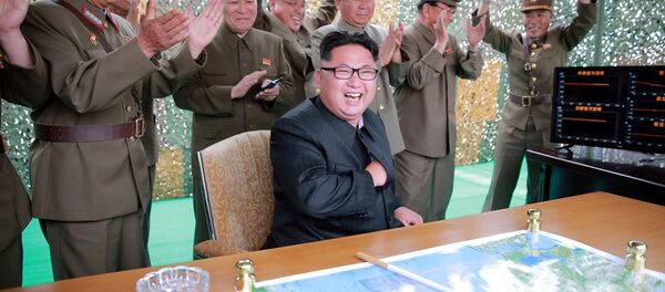 Kuzey Kore Devlet Başkanı Kim Jong-un, iki orta menzilli balistik füze denemesini üst düzey ordu mensuplarıyla birlikte izledi. - Sputnik Türkiye
