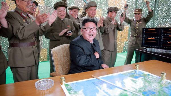 Kuzey Kore Devlet Başkanı Kim Jong-un, iki orta menzilli balistik füze denemesini üst düzey ordu mensuplarıyla birlikte izledi. - Sputnik Türkiye