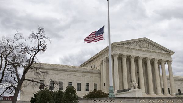 In this Feb. 25, 2016, file photo, in honor of Justice Antonin Scalia, a flag in the Supreme Court building's front plaza flies at half-staff in Washington - Sputnik Türkiye