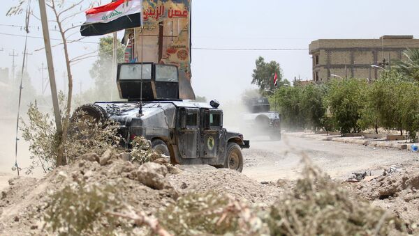 Irak'ta terörle mücadele güçlerine ait bir zırhlı araç. - Sputnik Türkiye