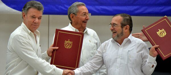 Kolombiya Devlet Başkanı Juan Manuel Santos, FARC lideri Timoleon Timoşenko ve Küba Devlet Başkanı Raul Castro - Sputnik Türkiye