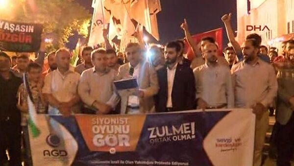 Anadolu Gençlik Derneği (AGD) üyeleri, teravih namazı sonrası Fatih Camii avlusunda hükümeti protesto etti. - Sputnik Türkiye