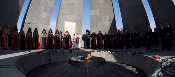 Papa Francis, Erivan’daki Ermeni Soykırım’ı anıtına çelenk bırakarak, dua etti. Papa’nın ziyaretçi defterine yazdığı satırlarda ise barış vurgusu vardı. - Sputnik Türkiye