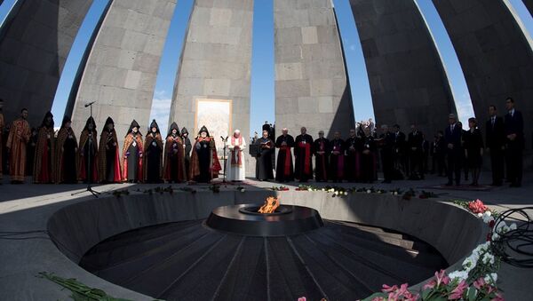 Papa Francis, Erivan’daki Ermeni Soykırım’ı anıtına çelenk bırakarak, dua etti. Papa’nın ziyaretçi defterine yazdığı satırlarda ise barış vurgusu vardı. - Sputnik Türkiye