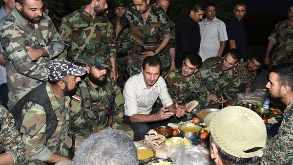 Esad, cephe hattındaki askerlerle iftar yaptı - Sputnik Türkiye