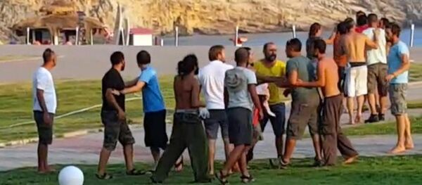 Muğla’nın Fethiye ilçesinde yamaç paraşütü pilotları arasında müşteri paylaşımı konusunda çıkan kavga, turistler tarafından cep telefonuyla görüntülendi. - Sputnik Türkiye