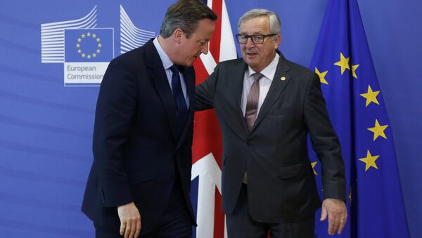 Britain's Prime Minister David Cameron (L) and European Commission President Jean-Claude Juncker arrives at the EU Summit in Brussels, Belgium, June 28, 2016. - Sputnik Türkiye
