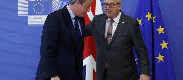 Britain's Prime Minister David Cameron (L) and European Commission President Jean-Claude Juncker arrives at the EU Summit in Brussels, Belgium, June 28, 2016. - Sputnik Türkiye