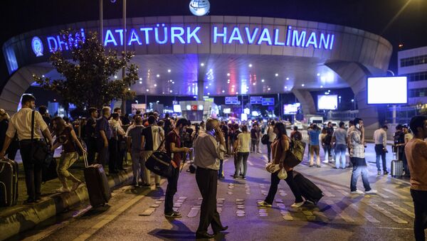 Yolcular, saldırının ardından tahliye edilen Atatürk Havalimanı'nın dışına bekliyor. - Sputnik Türkiye
