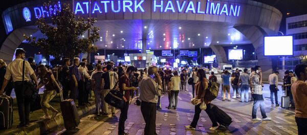 Yolcular, saldırının ardından tahliye edilen Atatürk Havalimanı'nın dışına bekliyor. - Sputnik Türkiye
