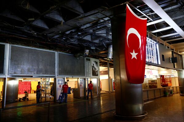 Saldırının meydana geldiği noktaya Türk bayrağı asıldı. - Sputnik Türkiye