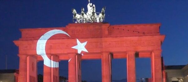 Almanya'daki Brandenburg Kapısı, Atatürk Havalimanı'ndaki saldırının ardından kırmızı-beyaz renklerle aydınlatıldı. - Sputnik Türkiye