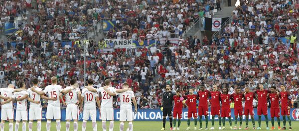 EURO 2016 çeyrek final maçında karşı karşıya gelen Polonya ve Portekiz milli takımları, İstanbul'da hayatını kaybedenler için saygı duruşunda bulundu. - Sputnik Türkiye