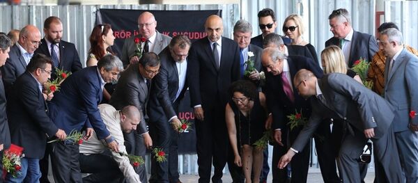 Konsoloslar Atatürk Havalimanı'nda patlamanın olduğu yere çiçek bıraktı - Sputnik Türkiye