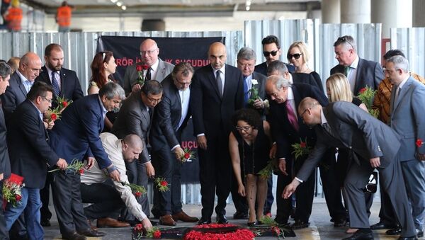 Konsoloslar Atatürk Havalimanı'nda patlamanın olduğu yere çiçek bıraktı - Sputnik Türkiye