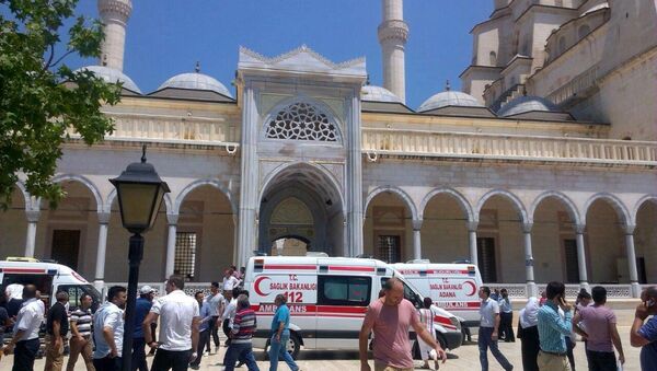 Adana'daki Sabancı Merkez Camii'nde cuma hutbesi okunurken bir kişinin ayağa kalkıp imama doğru koşması 'canlı bomba' paniğine neden oldu. - Sputnik Türkiye