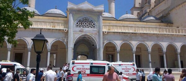 Adana'daki Sabancı Merkez Camii'nde cuma hutbesi okunurken bir kişinin ayağa kalkıp imama doğru koşması 'canlı bomba' paniğine neden oldu. - Sputnik Türkiye