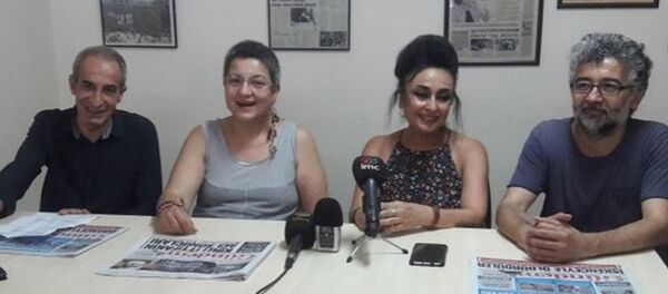 Türkiye İnsan Hakları Vakfı (TİHV) Başkanı Şebnem Korur Fincancı ve Sınır Tanımayan Gazeteciler (RSF) Türkiye Temsilcisi Erol Önderoğlu, tahliyelerinin ardından Özgür Gündem gazetesinde bir araya gelerek bir basın açıklaması yaptı. - Sputnik Türkiye