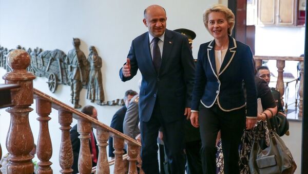 Milli Savunma Bakanı Fikri Işık, Almanya Savunma Bakanı Ursula von der Leyen ile bir araya geldi. - Sputnik Türkiye