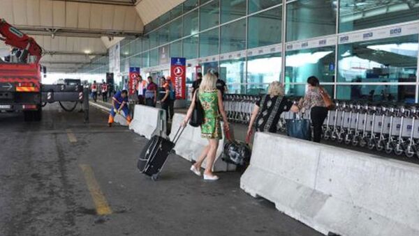 Atatürk Havalimanı'nda yeni bir güvenlik önlemi olarak dış ve iç hatlar terminali yollarına paralel olarak beton bariyerler kuruldu. - Sputnik Türkiye