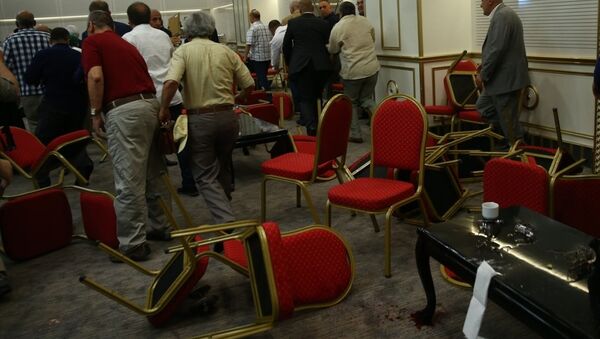 MHP'li muhaliflerden Meral Akşener'in bir otelde düzenlenen bayramlaşma programı bir grup tarafından protesto edildi. Salonda, Akşener'in konuşma yaptığı sırada bir grup, Hareketin lideri Devlet Bahçeli sloganı atarak protestoda bulundu. - Sputnik Türkiye