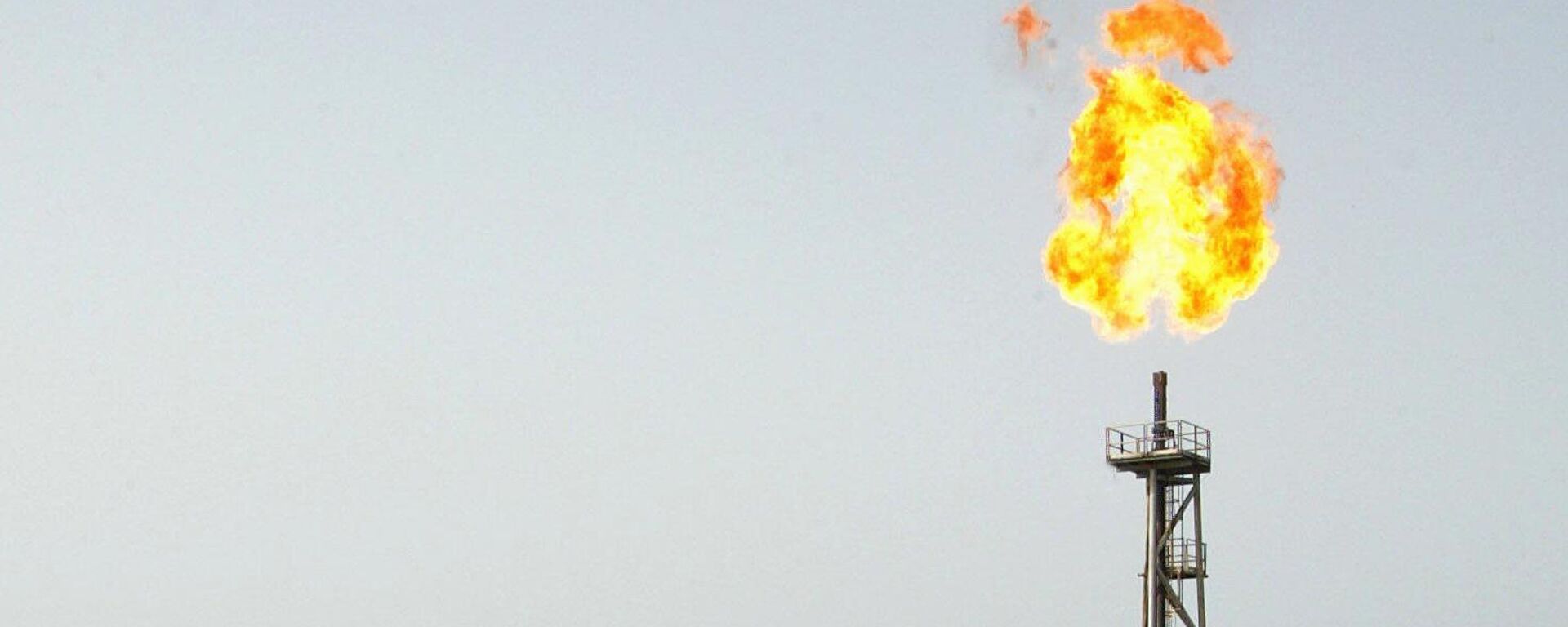 İran'ın güneybatısında yer alan Ahvaz kentine bağlı Mahşehr ilçesindeki Bu Ali Sina petrokimya tesisinde yangın çıktı. - Sputnik Türkiye, 1920, 06.04.2026