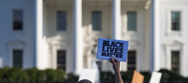 ABD'de polislerin siyahları öldürmesi Beyaz Saray önünde protesto edildi - Sputnik Türkiye