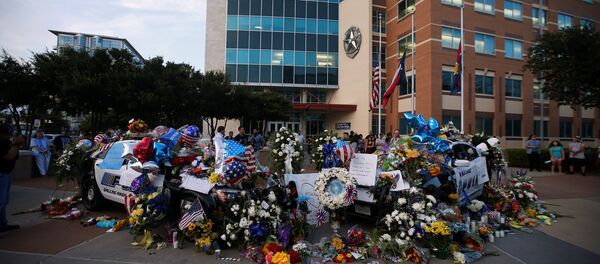 Dallas'ta saldırı sonucu ölen polisler anılıyor - Sputnik Türkiye