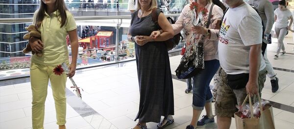 Antalya'ya gelen Rus turistler çiçeklerle karşılandı - Sputnik Türkiye