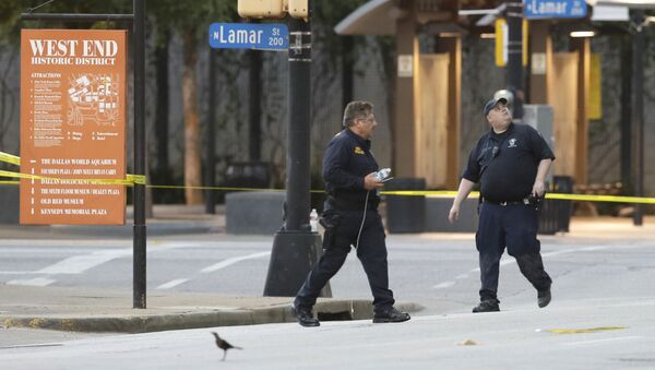 Investigators survey the area after a shooting in downtown Dallas, Friday, July 8, 2016. - Sputnik Türkiye