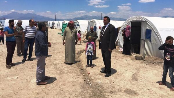 Niğde'de sığınmacıların kaldığı çadırları ziyaret eden CHP Niğde Milletvekili Ömer Fethi Gürer, Suriyelilere vatandaşlık verilmesi çözüme değil, sorunun daha da artmasına vesile olacak dedi. - Sputnik Türkiye