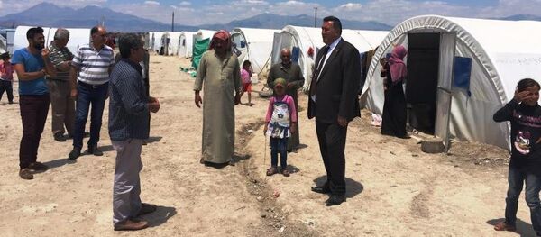 Niğde'de sığınmacıların kaldığı çadırları ziyaret eden CHP Niğde Milletvekili Ömer Fethi Gürer, Suriyelilere vatandaşlık verilmesi çözüme değil, sorunun daha da artmasına vesile olacak dedi. - Sputnik Türkiye