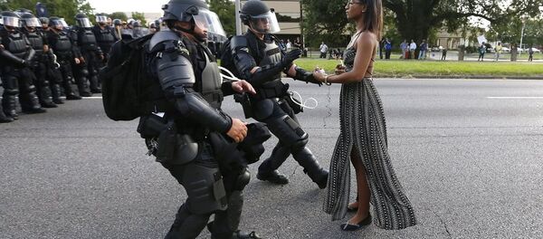 ABD’de bir siyah kadının iki polisin önünde dururken görüldüğü fotoğraf, siyah hakları hareketinin simgelerinden biri haline geldi. - Sputnik Türkiye