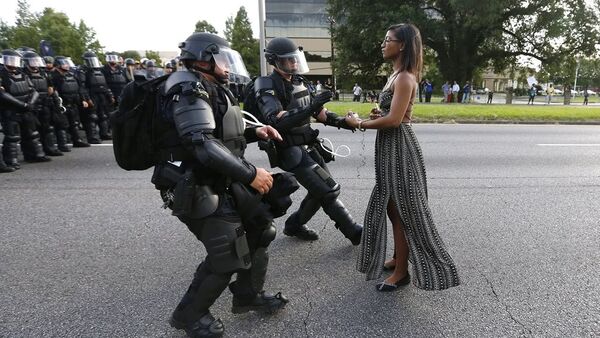 ABD’de bir siyah kadının iki polisin önünde dururken görüldüğü fotoğraf, siyah hakları hareketinin simgelerinden biri haline geldi. - Sputnik Türkiye