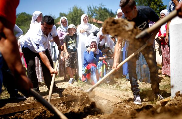Srebrenitsa soykırımının 21. yıldönümü - Sputnik Türkiye