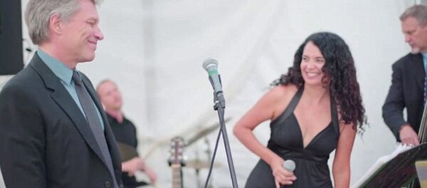 ABD'nin Miami kentinde katıldığı bir düğün, kalabalık konser salonları ve hatta stadyumlarda konser vermeye alışık olan rock yıldızı Jon Bon Jovi için deyim yerindeyse eziyete dönüştü. - Sputnik Türkiye