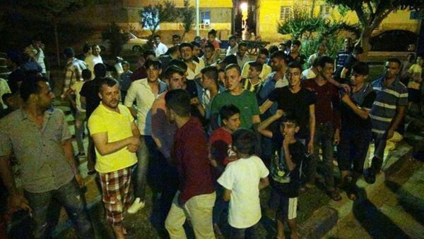 Şanlıurfa’da, işyerinden evine giden 22 yaşındaki Sedat Alındı’nın bıçaklanarak cep telefonu gasp edildi. Gencin oturduğu mahalle sakinleri, gaspın Suriyeliler tarafından yapıldığını öne sürerek mahallelerindeki Suriyelilere tepki gösterdi. - Sputnik Türkiye