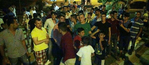 Şanlıurfa’da, işyerinden evine giden 22 yaşındaki Sedat Alındı’nın bıçaklanarak cep telefonu gasp edildi. Gencin oturduğu mahalle sakinleri, gaspın Suriyeliler tarafından yapıldığını öne sürerek mahallelerindeki Suriyelilere tepki gösterdi. - Sputnik Türkiye
