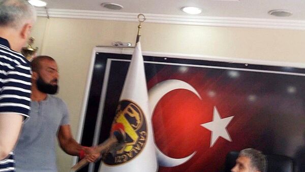 Zonguldak'ta, Çatalağzı Belediye Başkanı Adnan Akgün'e yönelik, ‘baltalı saldırı’ girişiminde bulunduğu iddiasıyla gözaltına alınan kişi, adli kontrol şartıyla serbest bırakıldı. - Sputnik Türkiye