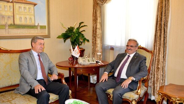 Rusya'nın Antalya Başkonsolosu Alexander Tolstopyatenko, Antalya Valisi Münir Karaloğlu'nu ziyaret etti. - Sputnik Türkiye