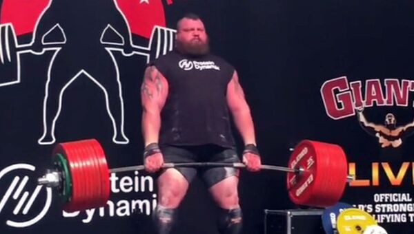 İngiliz sporcu Eddie Hall, 500 kilo, yani yarım ton halter kaldırdı ve dünya rekoru kırdı. - Sputnik Türkiye