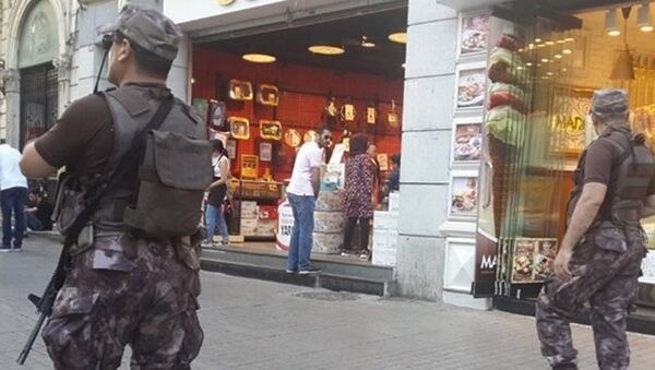 İstanbul'un en işlek caddesi olan İstiklal Caddesi'ne polis noktalarının kurulmasından sonra özel harekatçılar da devriye gezmeye başladı. - Sputnik Türkiye